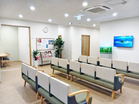 【待合室】
患者様同士が目が合わないようソファを配置しておりゆったりとおくつろぎいただけます