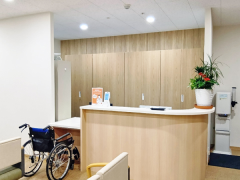【受付】
車イス専用の受付場所を設けています
